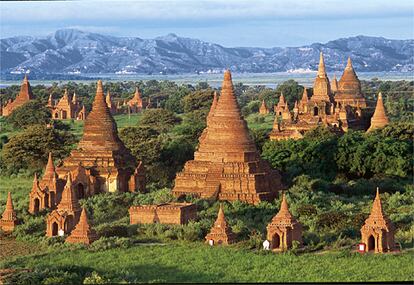 A los pies del río Ayeryarwadi, los bellos templos de ladrillo y piedra se yerguen por todo el antiguo Bagan.