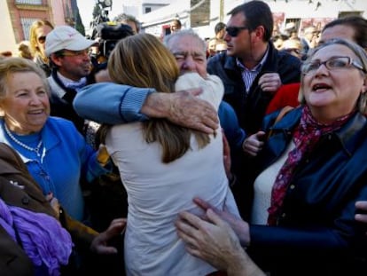 Susana D&iacute;az recibe el abrazo de un vecino en su recorrido por La Algaba.