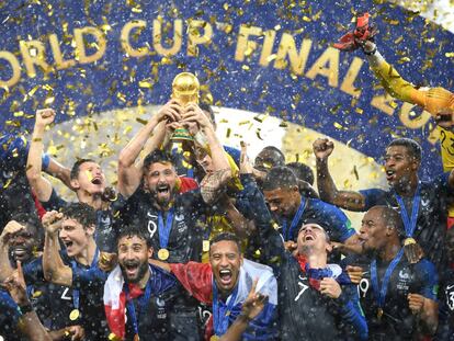 Los jugadores franceses con la Copa del Mundo.