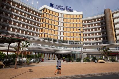 Entrada de un hotel cerrado en Playa del Inglés, en Gran Canaria, el 6 de mayo.