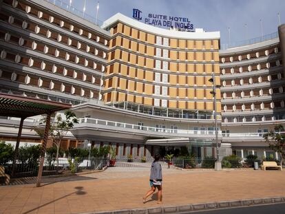 Entrada de un hotel cerrado en Playa del Inglés (Gran Canaria).