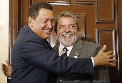 Antes de que tuviera lugar la inauguración de la Cumbre, varios países mantuvieron reuniones bilaterales como preludio a las sesiones de trabajo conjuntas. El presidente de Venezuela, Hugo Chávez, a la izquierda, abraza al presidente de Brasil, Lula da Silva, justo antes de una de estas reuniones.