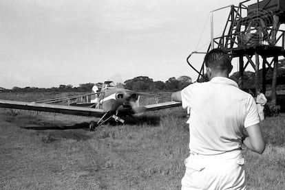 Imagen de 1963 en la que unos operarios preparan un vuelo de fumigación del mosquito Anopheles, portador del parásito de la malaria, dentro del programa de control de la enfermedad del país, que acaba de ser certificado por la OMS como libre de la enfermedad.