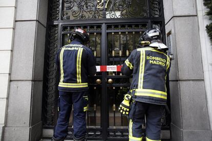 Los bomberos acordonan el portal 27, cuya parte trasera da al edificio 46 -donde se produjo el derrumbe-.