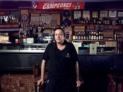 Sandra Marín, en el café bar Pepe, donde trabaja, en Villalgordo del Júcar (Albacete).