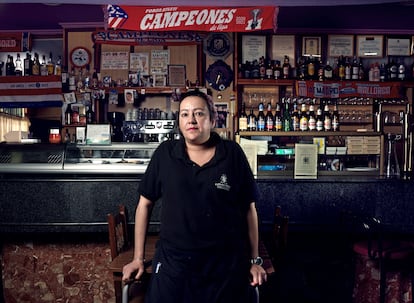 Sandra Marín, en el café bar Pepe, donde trabaja, en Villalgordo del Júcar (Albacete).