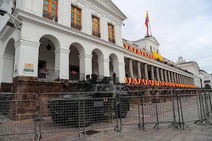 Policías en un vehículo patrullan en las inmediaciones del Palacio de Gobierno de Ecuador, el pasado 5 de enero, en Quito.