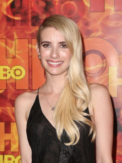 Emma Roberts ha pasado de castaña oscura a rubia platino, por exigencias del guión. Casi todos los papeles que interpreta son de 'chica mala'; una rubia nada tonta.