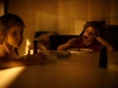 Dos niñas de cinco años cenando en su vivienda, en Sevilla.