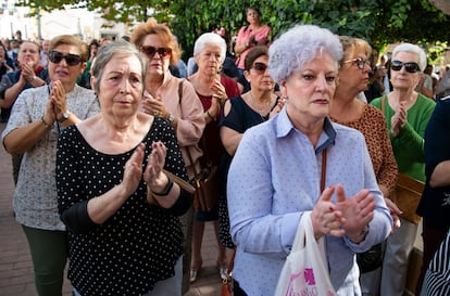 Varios vecinos aplauden durante los cinco minutos de silencio para rendir homenaje a las víctimas del tiroteo de ayer, en la plaza del Ayuntamiento, a 27 de octubre de 2022, en Argamasilla de Calatrava, Ciudad Real, Castilla La-Mancha (España).