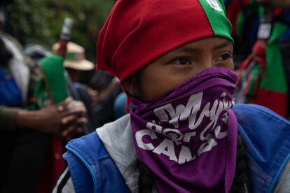 Una niña de la guardia indígena del norte de Cauca lleva una pañoleta que dice "Mujeres por el Cambio", el 12 de junio de 2022.