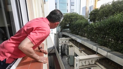 El patio de luces donde el Hotel Meliá Serrano ha colocado un conducto de ventilación que causa molestias a los vecinos.