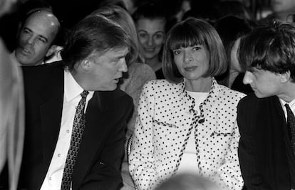 En 1995, mientras Donald Trump le hablaba, miraba al infinito. Anna Wintour no solo es fiel a su estilo, también ha sido absolutamente leal al partido demócrata, al que ha apoyado públicamente durante toda su carrera.