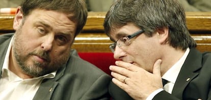 El presidente de la Generalitat, Carles Puigdemont, habla con el vicepresidente, Oriol Junqueras, en el Congreso. 