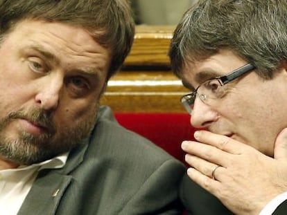 El presidente de la Generalitat, Carles Puigdemont, habla con el vicepresidente, Oriol Junqueras, en el Congreso. 