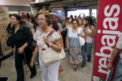 Los clientes acceden a un conocido centro comercial, en Madrid. EFE/Archivo