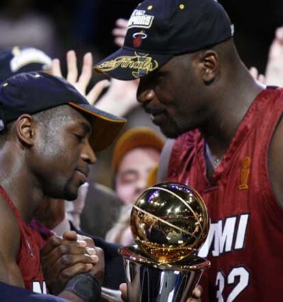 Dwyane Wade (i) and Shaquille O'Neal celebran el título en el American Airlines Center de Dallas.