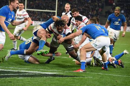 Bastareaud logra un ensayo para Francia.