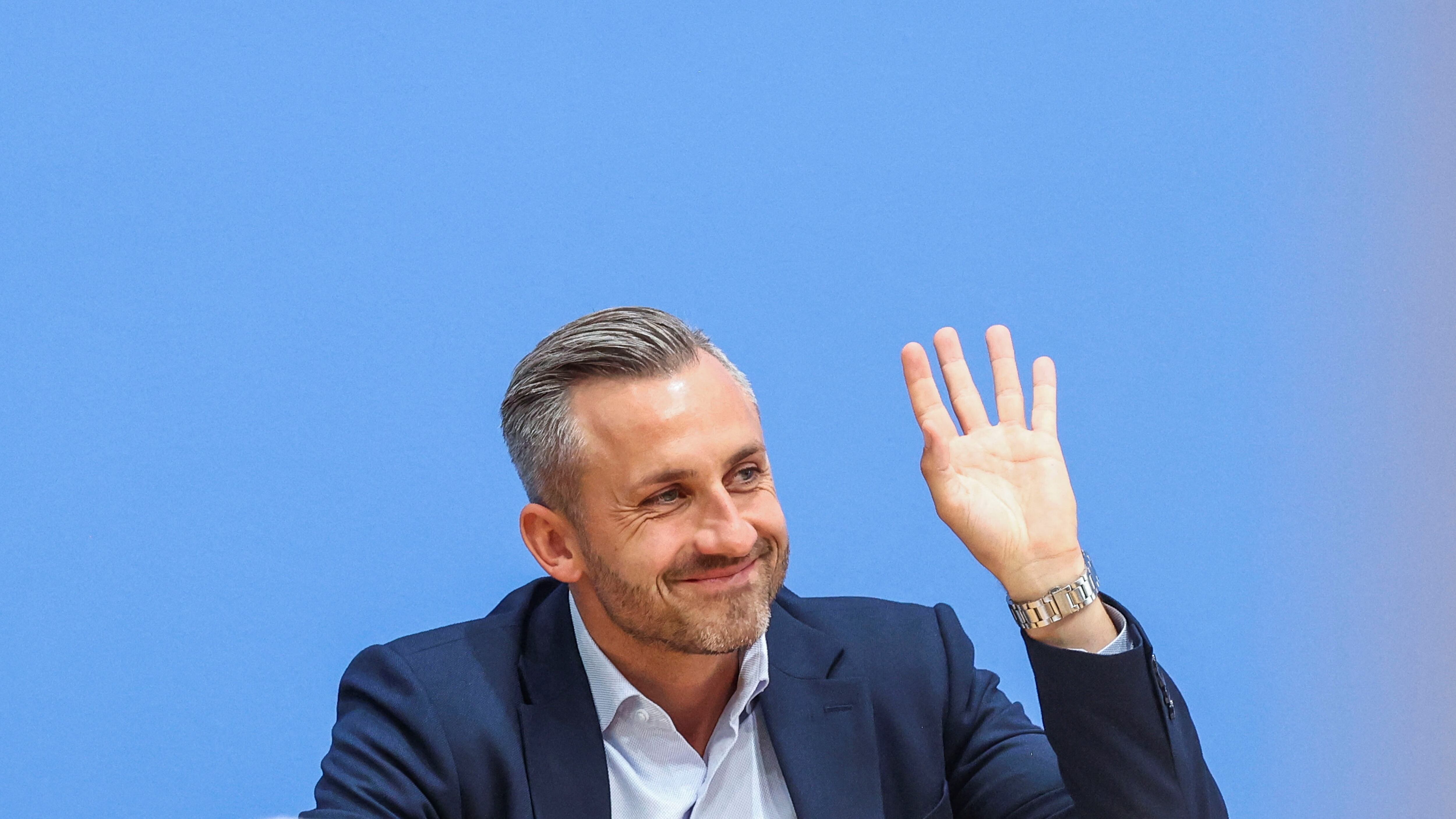 Quién es Ulrich Siegmund, el ‘chico popular’ y sonriente que hizo vencer a la extrema derecha en Sajonia-Anhalt