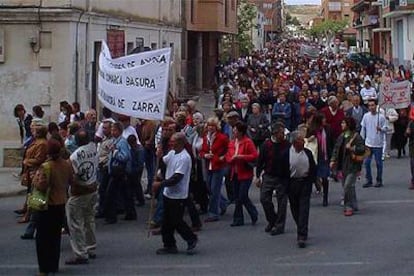Manifestantes, ayer, por las calles de Ayora, contra el proyecto de incineradora en Zarra.