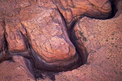 Vista aérea de la ranura de un cañón en las proximidades del lago Powell. Con la sequía, el agua que atraviesa esta zona ha quedado a más metros de profundidad.