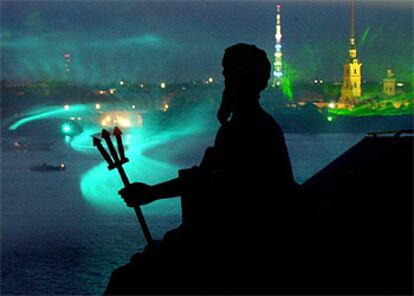 Vista de San Petersburgo iluminada para los fastos del 300º aniversario y la cumbre Rusia-Unión Europea.