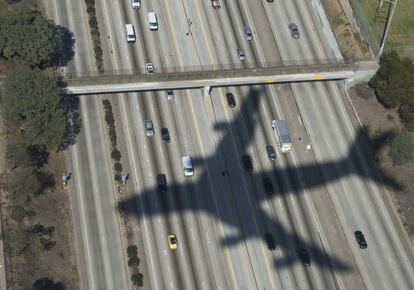 La sombra del Air Force One, el avión del presidente norteamericano Barack Obama, sobrevuela una autopista cerca del Aeropuerto Internacional de Los Ángeles, California, el 9 de octubre de 2014.