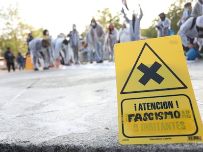 Varias personas durante el acto ‘Desinfecta Vallecas del Fascismo’ en la ‘Plaza Roja’ de Vallecas, el pasado 8 de abril, en Madrid.