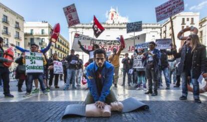 Manifestaci&oacute;n de socorristas en la plaza de Sant Jaume de Barcelona.