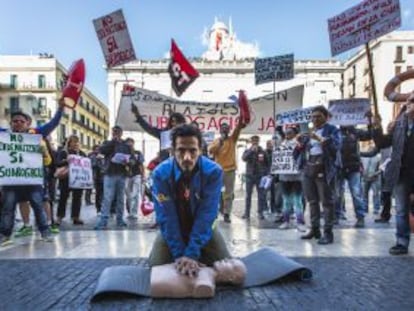 Manifestaci&oacute;n de socorristas en la plaza de Sant Jaume de Barcelona.