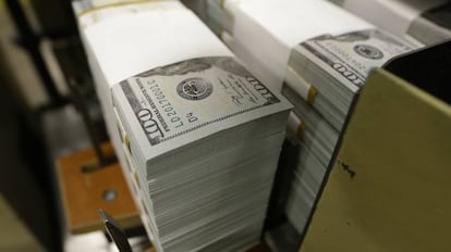 Billetes de 100 dólares en la fábrica de moneda en Texas