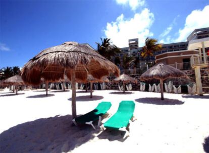 MEX12. CANCÚN (MÉXICO), 03/05/09.- Vista general de una playa en el hotel Riu de Cancún, en el estado mexicano de Quintana Roo, el cual luce vacío hoy, 3 de abril de 2009, debido al brote de gripe A que afecta al país. El Gobierno mexicano anunció este domingo que la epidemia "se encuentra en su fase de descenso", toda vez que en México no se registran decesos por el virus desde el pasado 28 de abril y el poder de contagio del mismo ha resultado ser menor al esperado. EFE/Elizabeth Ruíz
