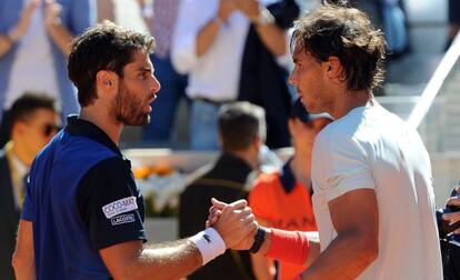 And&uacute;jar y Nadal se saludan tras el partido.