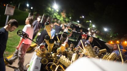 Tochas foram carregadas pelos manifestantes.