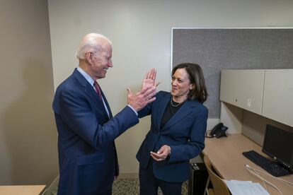 Joe Biden, exvicepresidente durante el Gobierno de Barack Obama y candidato del partido demócrata en las elecciones de 2020, saluda a la senadora californiana, Kamala Harris, en una imagen difundida el 11 de agosto tras anunciar que Harris sería la candidata a la vicepresidencia.