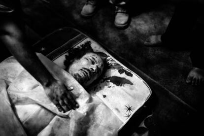 Primera imagen del cadáver del dictador libio Muamar el Gadafi, captada en una casa privada de Sirte, su ciudad natal, antes de que lo trasladaran a Misrata.