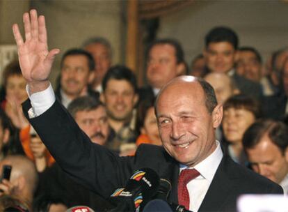 El presidente rumano, Traian Basescu, tras conocer los sondeos a pie de urna, anoche en Bucarest.