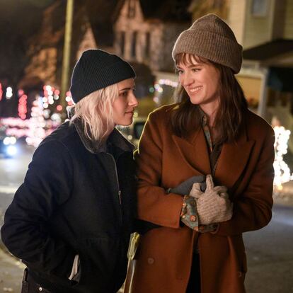 Kristen Stewart y McKenzie Davis una pareja lesbiana en apuros en 'La estación de la felicidad'.