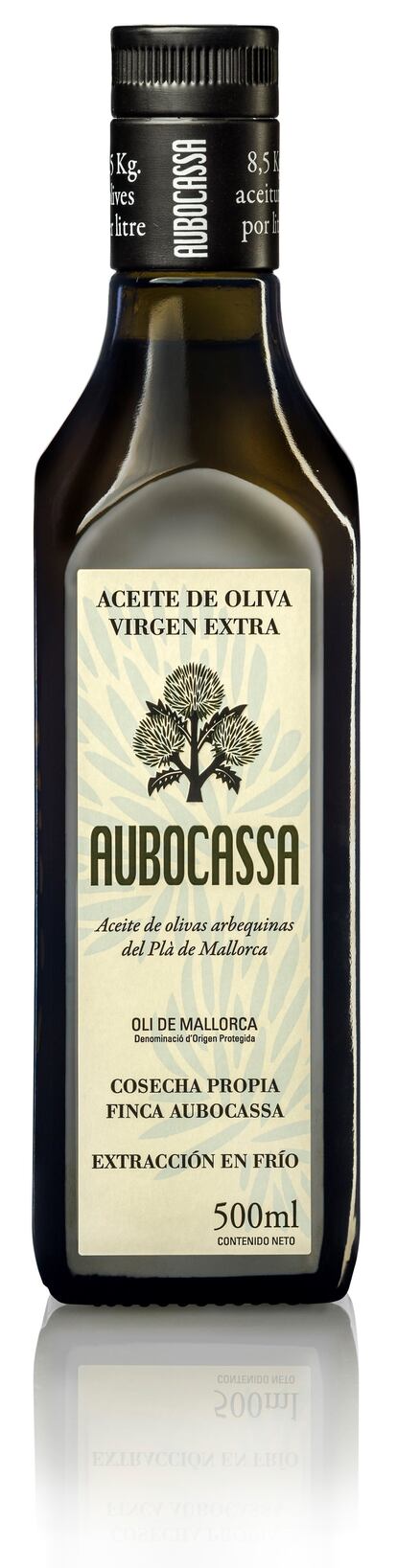 Dos décadas de aceite en Mallorca. Aubocassa celebra su vigésimo aniversario. En 1998, en una finca del siglo XII, ubicada en el Pla de Mallorca, nació esta firma de aceite prémium, de los primeros en desarrollar en España el concepto de aceite de oliva virgen extra. En 2015 se inauguró su almazara, que permite extraer el aceite al mismo tiempo que se recogen las aceitunas, eliminando esperas y transporte. La arbequina (Aubocassa, 19,95 euros) es la principal protagonista de esta casa, ya que esta variedad se adapta bien a los terrenos de Mallorca. Para producir un litro de aceite se utilizan entre 8,5 y 10 kilos de aceituna. También elaboran L’Amo, con las variedades de arbequina y picual (17,25 euros).