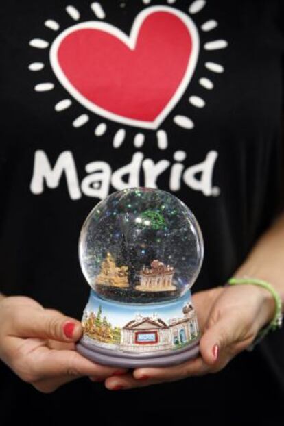 Una empleada de Madrid Souvenir muestra un recuerdo turístico.