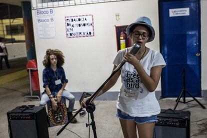 Noche de micro libre, abierta a todo el mundo, con música y poesía. Todas estas actividades organizadas dentro de la escuela son difundidas a través de las redes sociales.  
