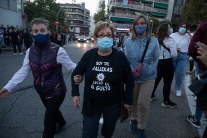 Vecinos de Vallecas participan en la manifestación frente al centro de Salud Ángela Uriarte.