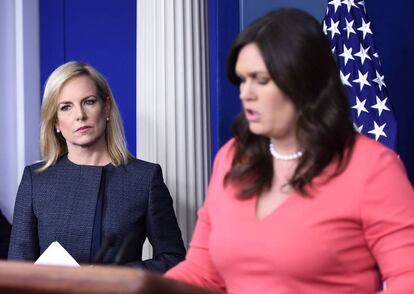 Kirstjen Nielsen y Sarah Huckabee Sanders, la semana pasada en la Casa Blanca