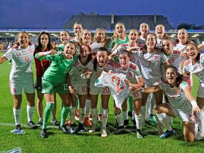 Las jugadoras de la selección española de fútbol femenino sub-20 celebran la victoria sobre Francia.