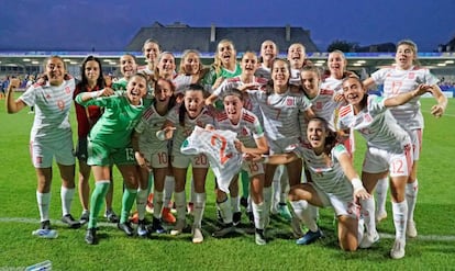 Las jugadoras de la selección española de fútbol femenino sub-20 celebran la victoria sobre Francia.