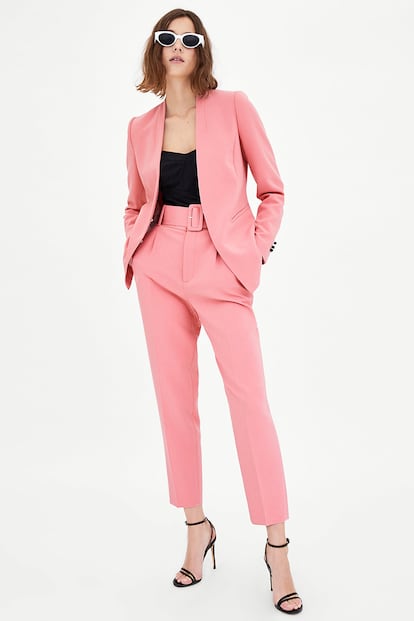 Zara está detrás de esta opción en rosa chicle que grita primavera. La chaqueta cuesta 39,95 y el pantalón 29,95 euros.