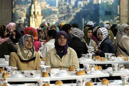 Varias mujeres turcas aguardan en un restaurante de Estambul el final del ayuno en el mes sagrado del Ramadán.