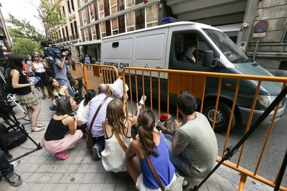 Luis Bárcenas sale de la Audiencia y es conducido a la cárcel de Soto del Real en un furgón policial a media tarde tras declarar durante más de cuatro horas ante el juez Ruz.