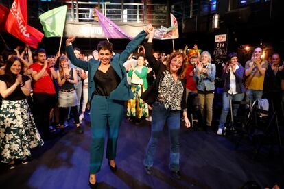 La candidata por EH Bildu a la alcaldía de Vitoria, Rocío Vitero (a la izquierda) y la diputada Eva López de Arroyabe, celebran los resultados de su formación este domingo en Vitoria.