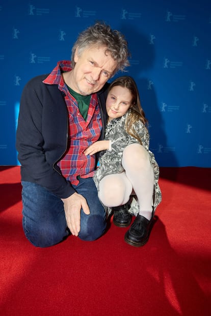 Michel Gondry y su hija Maya, en el estreno en la Berlinale de 'Maya, donne-moi un titre' el 15 de febrero.